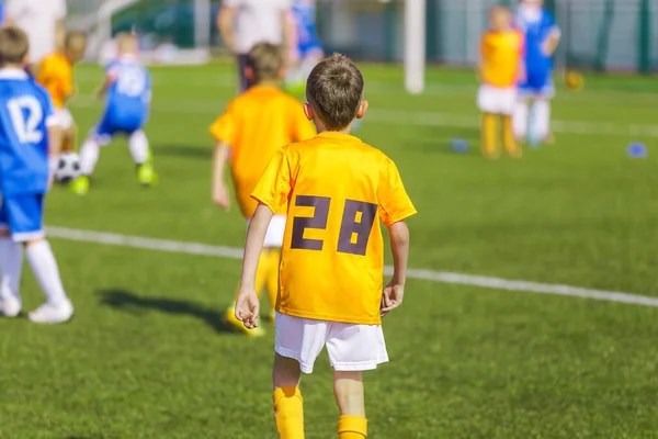 Kinder Fußballtrikots Spielen Junior League Spiel Glückliche Jungs Kicken Ball — Stockfoto