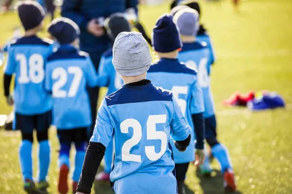 Mavi Futbol Formalı Çocuklar Takımda Koçu Takip Ediyor Okul Çocukları — Stok fotoğraf