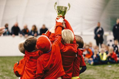 Neşeli Çocuklar Futbol Turnuvasında Başarı Kutlaması. Genç Spor Takımı Konfeti Kutlamasında Yükselen Altın Kupa. Futbol Takımı Kutlaması. 