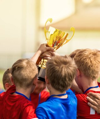 Kırmızı ve Mavi Spor tişörtlü Happy Boys grubu Altın Kupa 'yı aldı. Çocuklar Spor Şampiyonası 'nı kazanıyor. Güneşli Yaz Gününde Çocuklar için Spor Turnuvası