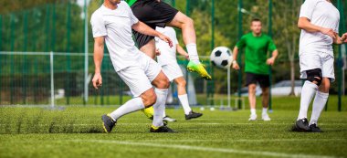 Bir Düelloda Yetişkin Futbolcular Grubu. Futbolcular Çimen Sahasında Tekme Maçı. Futbol İleri ve Savunma Oyuncuları Yarışmasında
