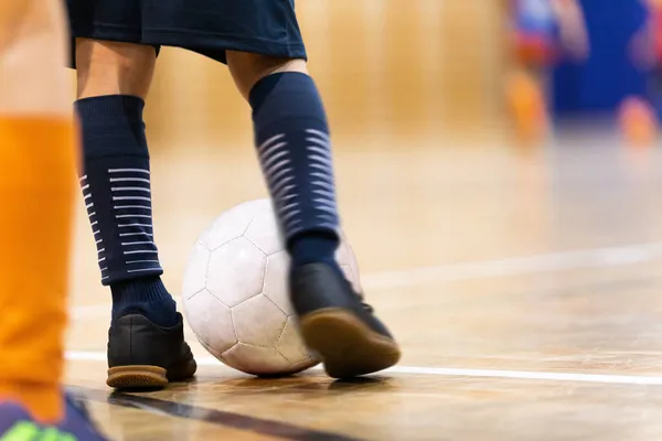 Занятия Футболу Помещении Детский Футбольный Мяч Деревянном Паркетном Полу Дети — стоковое фото