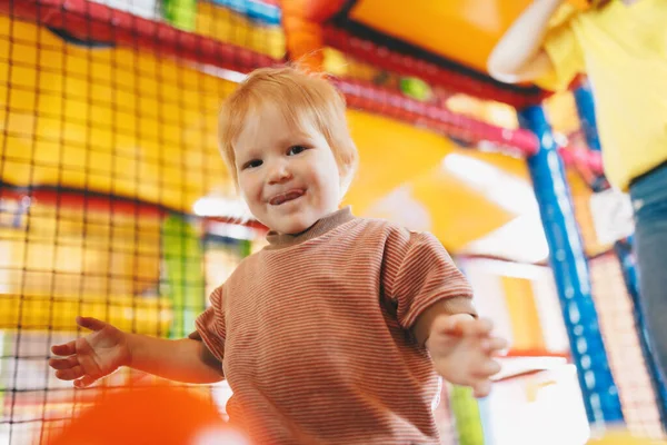 Счастливый Ребенок Играет Детской Площадке Трехлетний Мальчик Развлекается Парке Развлечений — стоковое фото