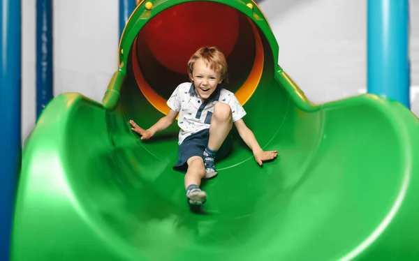 Happy Kid Sliding Fast Tube Slide Playground Park Веселый Мальчик — стоковое фото