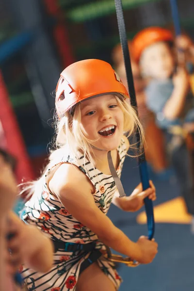 Радостная Девушка Стены Скалолазания Парень Шлеме Веселится Валунной Стене Ребенок — стоковое фото