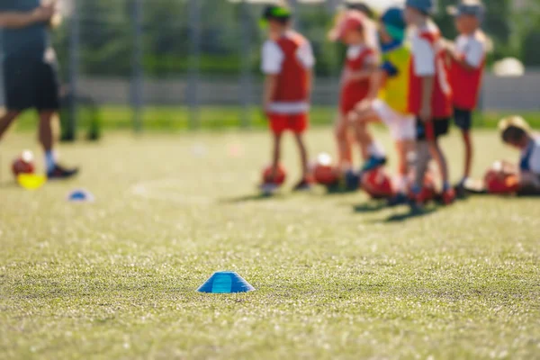 Grupo Niños Fútbol Clase Entrenamiento Con Entrenador Práctica Fútbol Verano —  Fotos de Stock