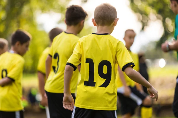 Αθλητικά Παιδιά Στο Κίτρινο Τζέρσεϊ Πουκάμισα Την Ηλιόλουστη Μέρα Του — Φωτογραφία Αρχείου