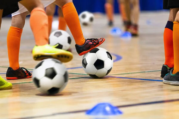 Indoor Fußballkurs Für Kinder Der Schulsporthalle Kinder Kicken Mit Fußbällen — Stockfoto
