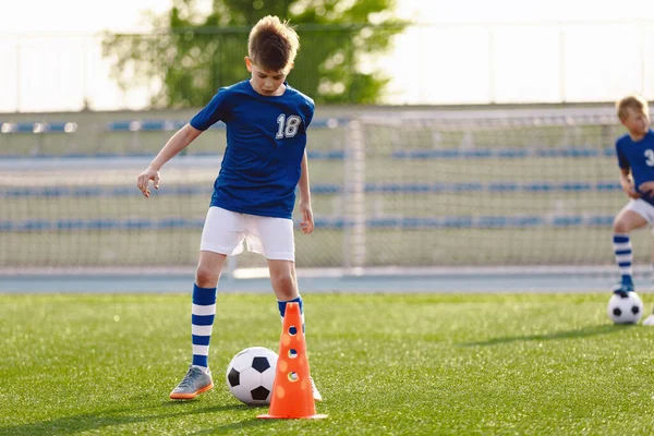 Due Bambini Che Giocano Calcio Allenamento Ragazzi Felici Che Praticano — Foto Stock