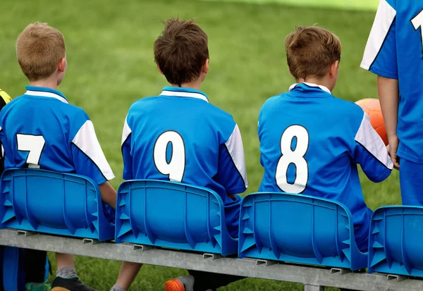 Boys Blue Soccer Shirts Sitting Bench Dalam Bahasa Inggris Pengganti — Stok Foto