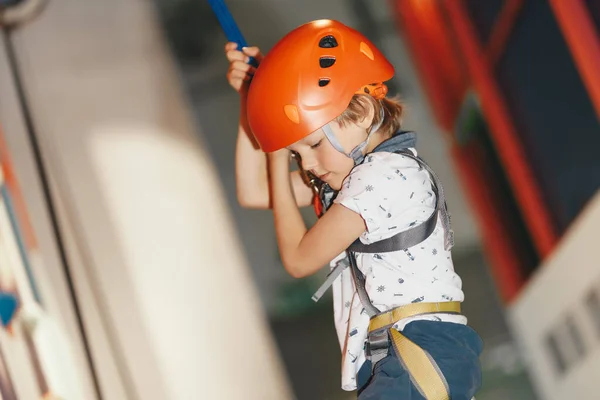 Занятия Альпинизмом Детей Мальчик Практикует Скалолазание Помещении Обучение Молодежи Скалолазанию — стоковое фото