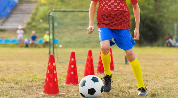 Ragazzo Adolescente Che Frequenta Allenamento Calcio Sul Campo Scolastico Giovani — Foto Stock