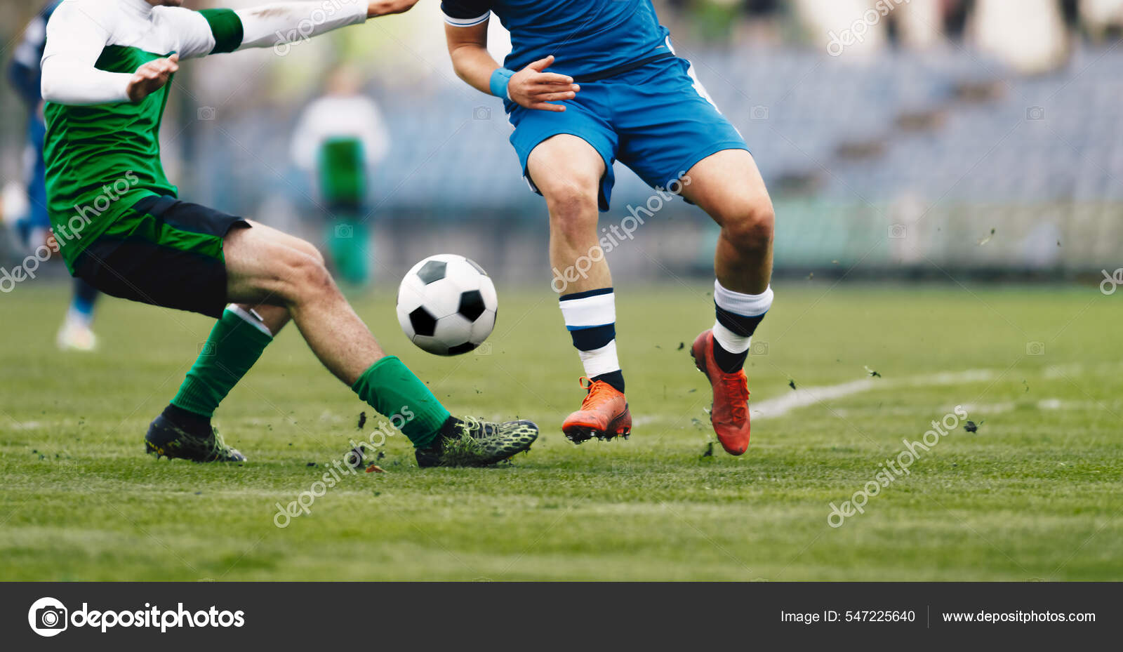 Dois Jogadores De Futebol Correndo E Dando Pontapés. Jogadores De Futebol  Adultos Competem No Jogo De Futebol Foto de Stock - Imagem de verde, duelo:  211382810