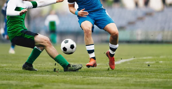 两个足球运动员在决斗中赛跑 成年足球运动员参加比赛 运动员在草地上踢足球 — 图库照片