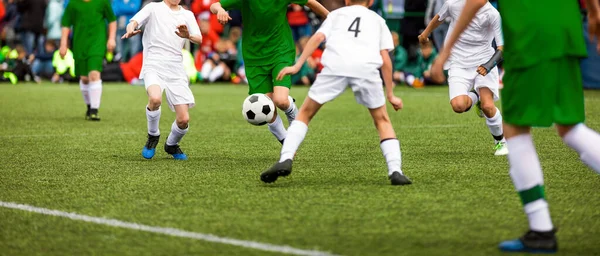 Futbol Maçı Düellosu Anı Turnuva Maçında Iki Genç Futbol Takımı — Stok fotoğraf