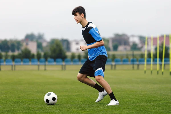선수가 훈련을 축구를 청소년을 — 스톡 사진
