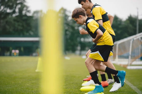 Εκπαίδευση Αθλητικού Ισοζυγίου Νέοι Για Την Προπόνηση Ποδόσφαιρο Σταθερότητα Για — Φωτογραφία Αρχείου