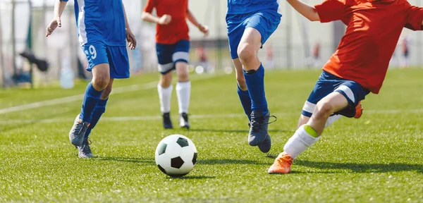 夏日阳光日足球赛 少年男子在锦标赛中的竞争 学童在草地球场上参加经典足球比赛 — 图库照片