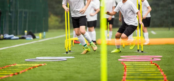 Jugadores Adolescentes Fútbol Que Corren Dos Filas Campo Entrenamiento Young — Foto de Stock