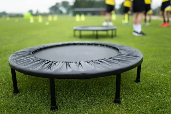 Fitness Trampolín Entrenamiento Campo Hierba Equipo Fútbol Pie Fondo Borroso — Foto de Stock