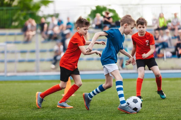 Мальчики Играют Футбол Тренировочный Футбольный Матч Между Молодежными Школьными Командами — стоковое фото