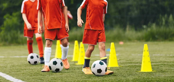 Een Groep Jonge Jongens Spelen Ballen Voetbaloefeningen Voetbal Dribbelen Oefeningen — Stockfoto