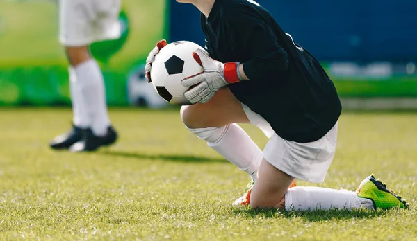 Σχολικό Αγόρι Τερματοφύλακας Ποδοσφαίρου Πιάσει Μπάλα Ποδοσφαίρου Κατά Διάρκεια Ενός — Φωτογραφία Αρχείου