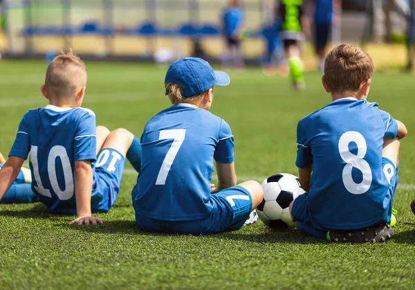 Шкільні Діти Грають Спорт Щасливі Хлопці Команди Сидять Футбольному Полі — стокове фото