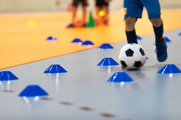 Jongen Voetbal Kleding Met Futsal Ball Dribbling Drill Kind Indoor — Stockfoto