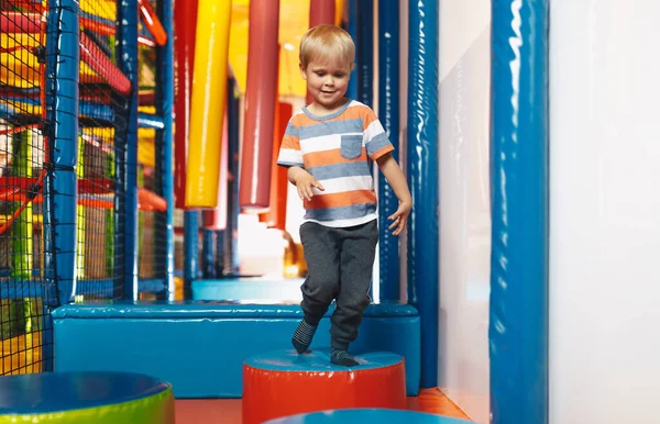 Ребенок Веселится Современной Детской Площадке Счастливый Маленький Мальчик Играет Крытой — стоковое фото
