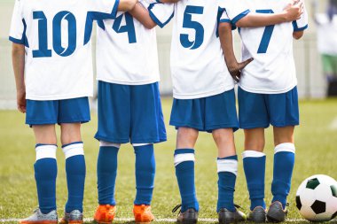 Futbol Takımındaki Arkadaşlar Bir Hattada Birlikteler. Okul Spor Takımındaki Çocuklar. Gençlik Spor Takımı 'nda takım çalışması. Futbol formalı ve kramponlu çocuklar.
