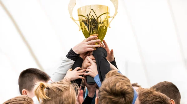 快乐的孩子赢得了体育比赛 男孩子们围成一圈 拿着金杯 青年运动队的胜利庆祝活动 — 图库照片