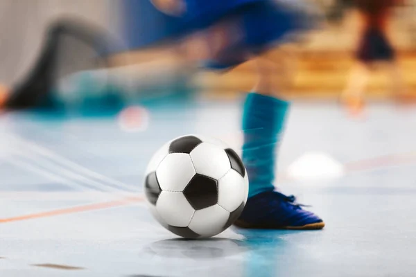 Futsal Player Schoppen Voetbal Speler Wazige Beweging Ball Kick Moment — Stockfoto