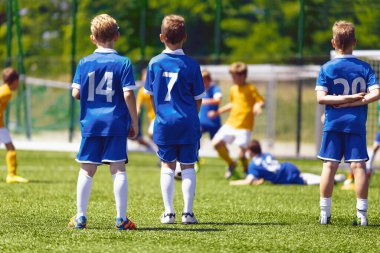 Futbol Takımındaki Arkadaşlar Bir Hattada Birlikteler. Okul Spor Takımındaki Çocuklar. Gençlik Spor Takımı 'nda takım çalışması. Futbol formalı ve kramponlu çocuklar.