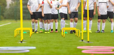 Spor Engelli Kursu. Futbol Yetenekleri Antrenmanı. Sahada Oyuncular Eğitimi. - Evet. Çimen futbol sahası. Saha Eğitimi İçin Futbol Ekipmanı