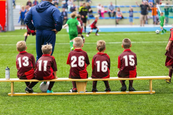 Treinador Bruxa Equipe Futebol Escola Jogo Torneio Sentado Banco Madeira — Fotografia de Stock