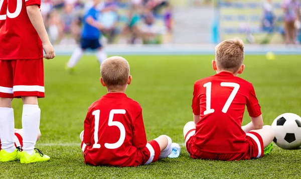 Soccer Kids Uma Equipe Sentada Campo Grama Torneio Futebol Infantil — Fotografia de Stock