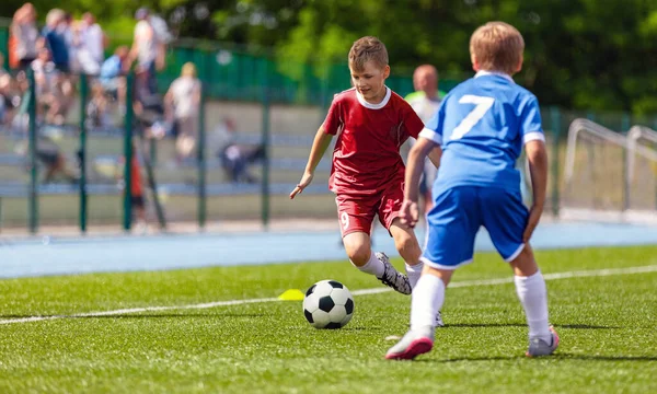 トーナメント中にサッカーボールで走る10代の少年 ヨーロッパのサッカーは学校チーム間で試合を行う スポーティキッズキックボール — ストック写真