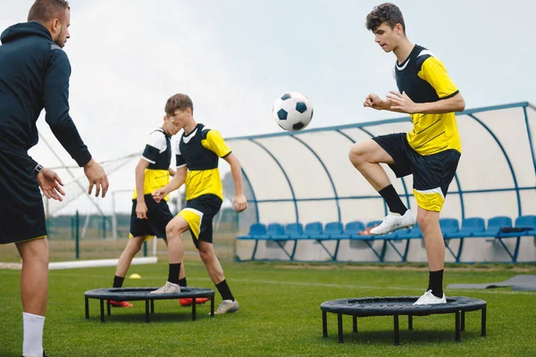 Έφηβος Στην Προπόνηση Ποδοσφαίρου Προσωπικό Προπονητή Ποδοσφαιριστές Βελτιώνουν Την Ευκινησία — Φωτογραφία Αρχείου