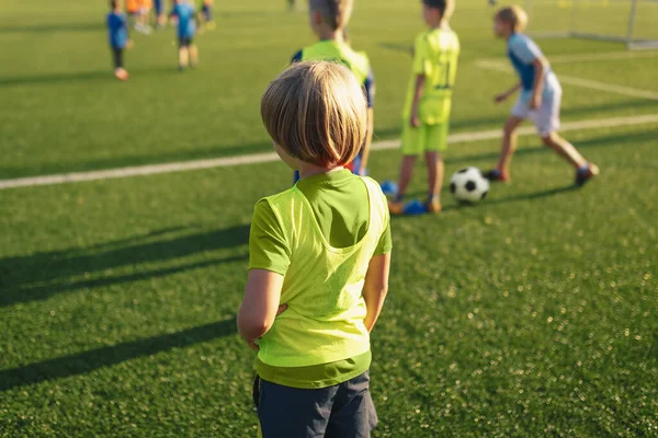 Çocuklar okulda beden eğitimi eğitiminde spor yapar. İlkokul çocukları yaz günü spor yapar.