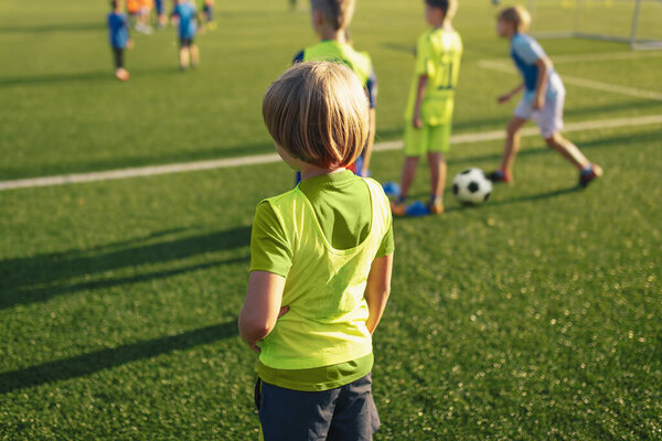 Дети занимаются спортом во время занятий физкультурой в школе. Дети младшего возраста занимаются спортом в летний день