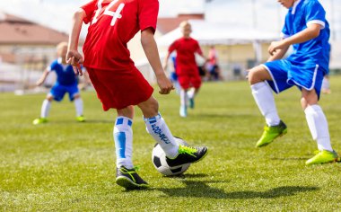 Bir grup çocuk futbol ligi maçı yapıyor. Turnuva Oyuncuları Koşu Turnuvası. Çocuklar Çimen Meydanında Spor Oyunu Oynuyor
