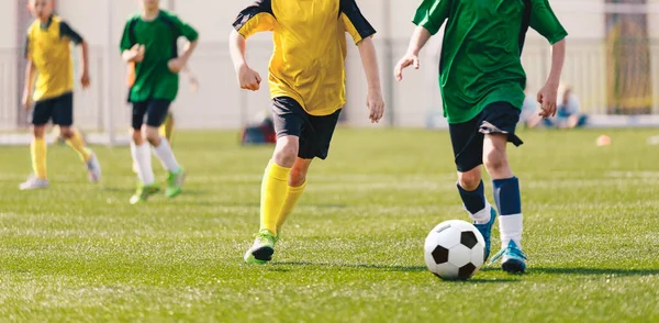 Fußballspiel Einem Sonnigen Sommertag Young Boys Treten Turnierspiel Schulkinder Laufen — Stockfoto