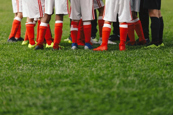 Legs Soccer Players Standing Circle Motivated Youth Soccer Team Cheering — Foto de Stock