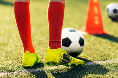 Futbol eğitimi geçmişi. Futbol yaz kampındaki sportif çocuklar. Çocuklar futbol çalışıyor. Futbolcu çocuklar antrenman kursu. Bir grup okul çocuğu futbol toplarını tekmeliyor.