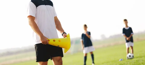 Futbol Koçu Dışarıda Antrenman Yaparken Sarı Koni Tutuyor Küçükler Futbol — Stok fotoğraf