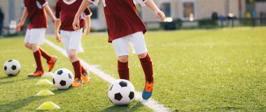 Çocuklar futbol antrenmanında futbol oynuyorlar. Spor Futbolcuları antrenmanda. Erkekler Antrenmanda Futbol Toplarını Tekmeliyor. Küçükler için Başlangıç Futbol Tatbikatları