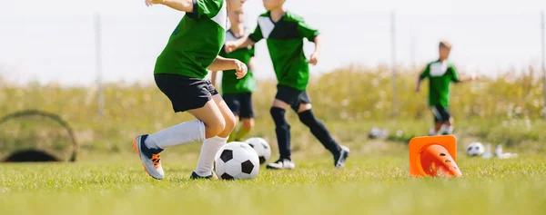 Niños Que Asisten Entrenamiento Fútbol Campo Escolar Los Niños Juegan —  Fotos de Stock