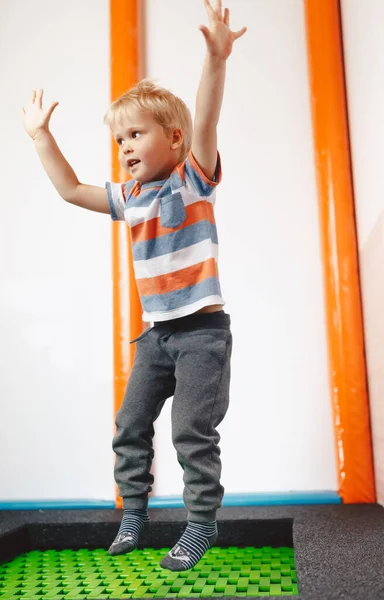 Счастливый Школьник Прыгающий Батуте Парке Развлечений Ребенок Веселится Детском Саду — стоковое фото