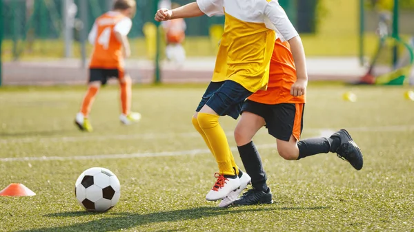 Bir Grup Okul Çocuğu Yaz Kampında Futbol Topunu Koşup Tekmeliyor — Stok fotoğraf